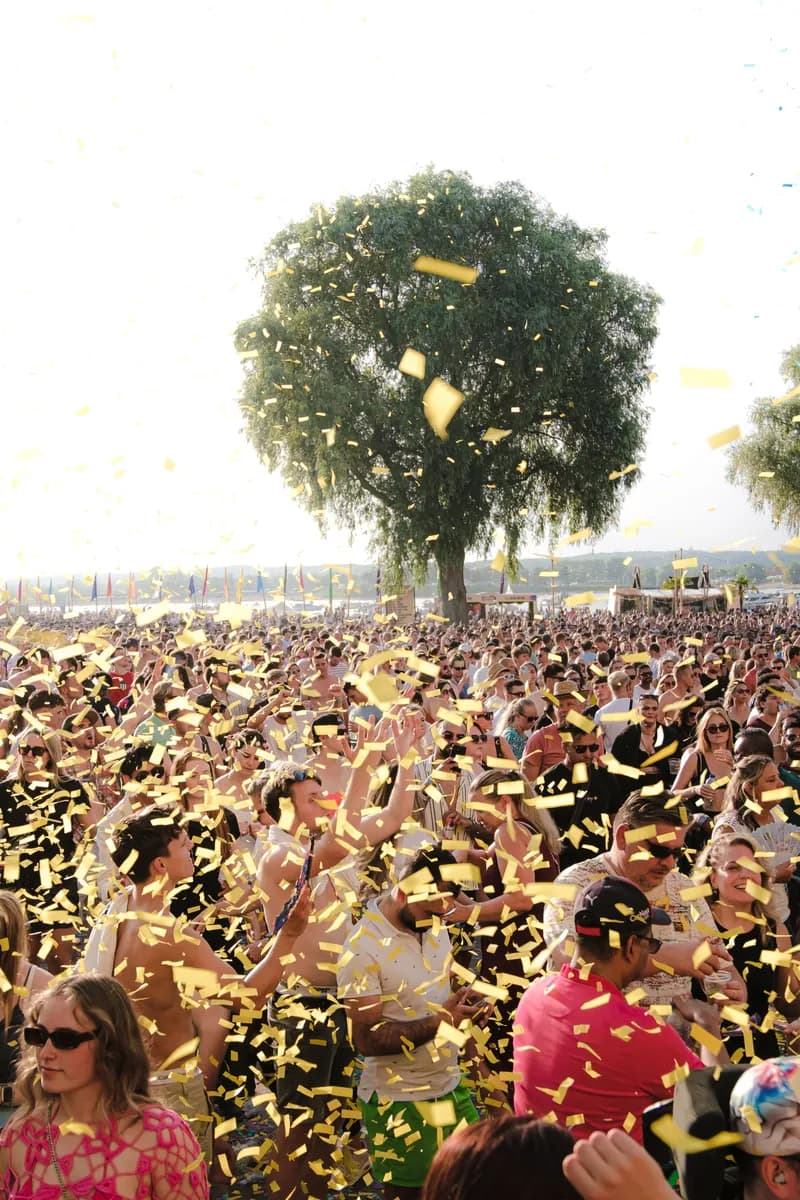 Sfeerbeeld: confetti boven een festivalpubliek op een zonnige dag