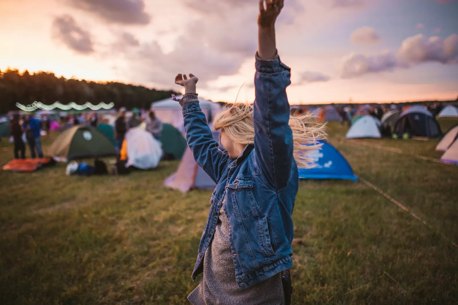 Sfeerbeeld: festivalcamping met tenten bij zonsondergang