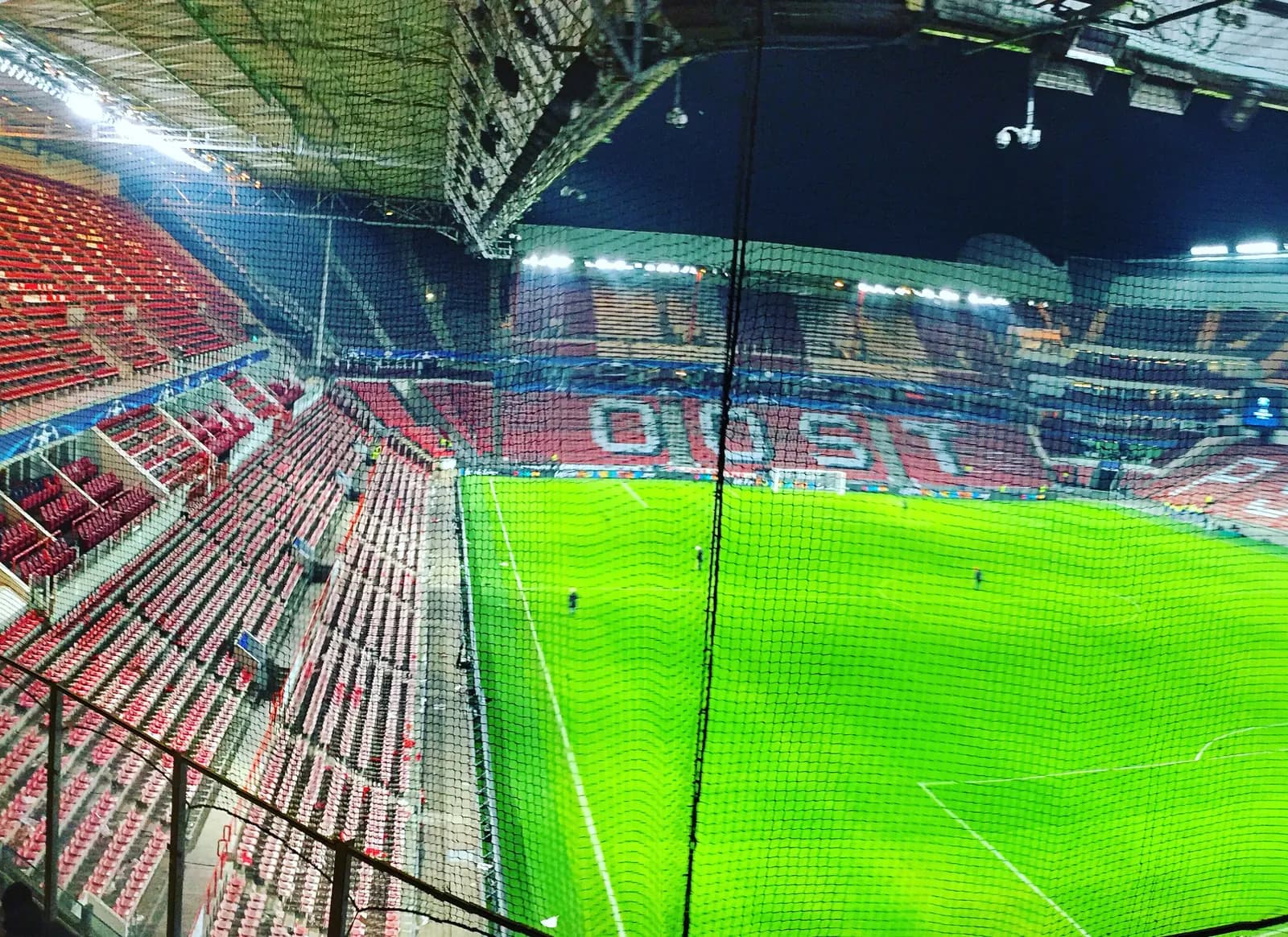 Sfeerbeeld: verlicht voetbalstadion in de avond
